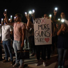  Decenas de personas oran este sábado, en la línea fronteriza de Ciudad Juárez (México), tras el tiroteo en un centro comercial de El Paso. EFE/ Rey Jauregui