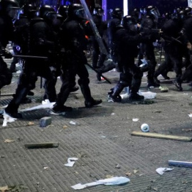  Una columna de mossos avanza para contener los disturbios durante las protestas convocadas por los CDR en el centro de Barcelona. /REUTERS