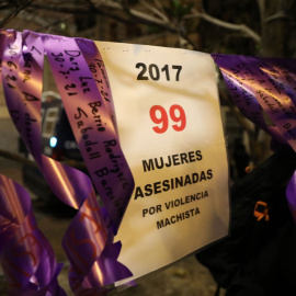  Una pancarta de una manifestación convocada por Lobas VK contra la violencia machista, ante la Junta municipal de Puente de Vallecas, a 25 de noviembre de 2021, en Madrid, (España).- EUROPA PRESS