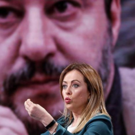  Giorgia Meloni, en un programa del canal Rai 1 el pasado 21 de enero, con Salvini al fondo RICCARDO ANTIMIANI / EFE