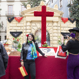  Macarena Olona, la candidata de Vox a la Presidencia de la Junta posa en una cruz de Granada.- EFE
