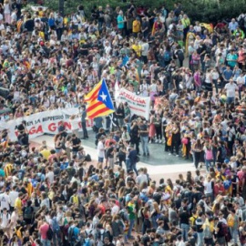  Miles de personas se concentran en la Plaza de Catalunya de Barcelona en protesta por la sentencia del 'procés'. EFE/Marta Pérez