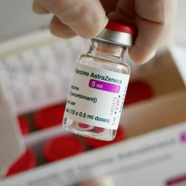 Una enfermera sostiene una vacuna de AstraZeneca.- EFE/EPA