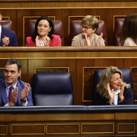  El presidente del Gobierno, Pedro Sánchez, y la vicepresidenta segunda y ministra de Trabajo, Yolanda Díaz, aplauden en una sesión plenaria, en el Congreso de los Diputados, a 28 de abril de 2022, en Madrid (España).- Eduardo Parra / Europa Press