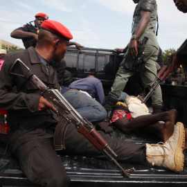  Oficiales de la fuerza policial de Nigeria arrestan a personas durante el juicio del líder de los Pueblos Indígenas Proscritos de Biafra (IPOB), Nnamdi Kanu.Nigeria, el 21 de octubre de 2021. KOLA SULAIMON / AFP