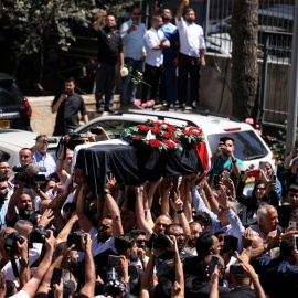 Familiares y amigos de la reportera de 'Al Jazeera', Shireen Abu Akleh, llevan su féretro en Jerusalén. — REUTERS/Ammar Awad