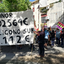  Vecinos protestan ante la llegada de los reyes al Polígono Sur de Sevilla. S. R.