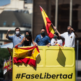  Iván Espinosa de los Monteros, Rocío Monasterio, Santiago Abascal, Javier Ortega Smith y Macarena Olona montados en un autobús durante la congregación de coches y motos por las calles de la capital en la manifestación de Vox para pedir la dimisión 