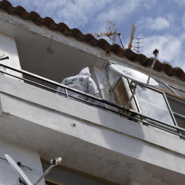  Agentes de la policía científica en el domicilio de Tarancón, donde este lunes una mujer, de unos 40 años, ha sido asesinada, en un nuevo caso de violencia machista. EFE/ José del Olmo