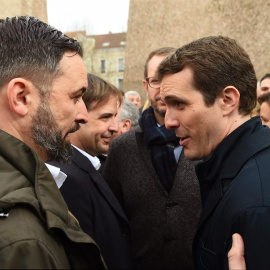 El presidente de VOX, Santiago Abascal, y el presidente del PP, Pablo Casado, conversan tras finalizar la concentración. Fernando Villar (EFE).