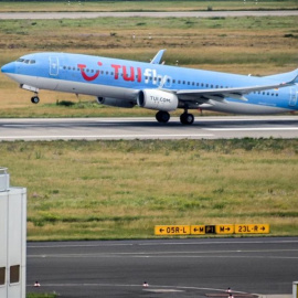  Un avión despega con la publicidad del turoperador TUI | EFE
