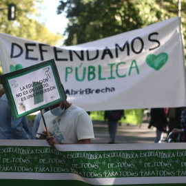 Varias personas participan en una manifestación en apoyo a la educación pública, a 17 de abril de 2021, en Madrid (España).- EUROPA PRESS