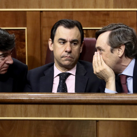 Los diputados del PP José Antonio Bermúdez de Castro, Fernando Martínez Maíllo y el portavoz popular, Rafael Hernando, conversan durante la sesión de control al Gobierno en el Congreso. EFE/Mariscal