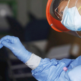  Personal sanitario continúa haciendo test rápidos para detectar coronavirus en un centro sanitario de Córdoba. EFE/Salas