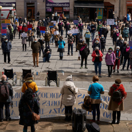  Varias personas en una manifestación en homenaje a los residentes fallecidos por coronavirus en la Plaza de la Diputación de Vitoria, País Vasco (España), a 20 de marzo de 2021.- EUROPA PRESS