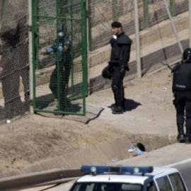  Una de las devoluciones en caliente en la valla de Melilla por las que Estrasburgo condenó a España, el 13 de agosto de 2014, de la que ahora se retracta.- EFE