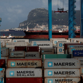 Contenedores en la terminal de carga del puerto de Algeciras, con el Peñón de Gibraltar al fondo. REUTERS/Jon Nazca