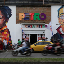  Una pared pintada con los bustos de Gustavo Petro y Francia Márquez, fotografiada un día antes de las elecciones de Colombia en Cali.- Luisa Gonzalez / Reuters