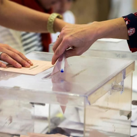 Una mujer deposita su voto en una urna de un colegio electoral. EFE