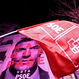 Militantes y simpatizantes del PSOE celebran el resultado de las elecciones del 28-A junto a la sede del partido, en la madrileña calle de Ferraz. REUTERS/Sergio Perez