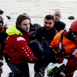 Miembros de Proem-Aid ayudan a rescatar a un grupo de migrantes que tratan de llegar a la playa de Lesbos. - PROEM-AID