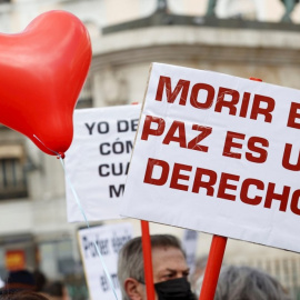  Miembros de la asociación Derecho a Morir Dignamente se concentran en la Puerta del Sol a favor de la aprobación de la ley de eutanasia este jueves en el Congreso. — Chema Moya / EFE