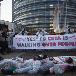 Ciudadanos protestando ante el Parlamento Europeo en Estrasburgo antes del voto final del CETA.