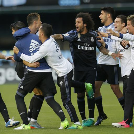 Los jugadores del Real Madrid celebran uno de los tantos anotados por Cristiano Ronaldo. - EFE