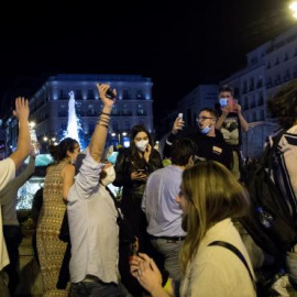 Varios jóvenes saltan y bailan en la Puerta del Sol.EFE