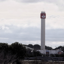 Logo del Banco Santander en lo alto de una construcción en la entrada a la Ciudad Financiera, cerca de la localidad madrileña de Boadilla del Monte. E.P./Eduardo Parra