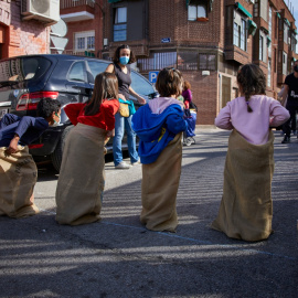  Varios niños participan en una carrera de sacos durante una protesta del movimiento ‘revuelta escolar’ frente al colegio público Lope de Vega, en Madrid (España), a 25 de marzo de 2021.- Jesús Hellín / Europa Press