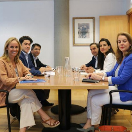 Fotografía facilitada por el PP. El PP y Vox se han vuelto a reunir este sábado para analizar los contenidos programáticos de ambas formaciones y lograr puntos de consenso, y avanzar en las negociaciones con el objetivo de alcanzar un acuerdo de Gobier