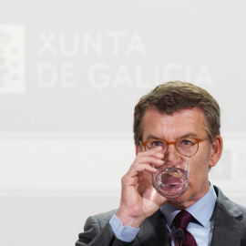  El líder del PP y presidente en funciones de la Xunta de Galicia, Alberto Núñez Feijóo, bebe agua en una rueda de prensa tras su último Consejo de la Junta de Galicia, a 5 de mayo de 2022, en Santiago de Compostela, A Coruña, Galicia (España).- Á