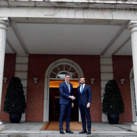  El presidente del Gobierno, Pedro Sánchez, recibe al líder del PP, Pablo Casado, en el Palacio de la Moncloa. EFE/ Juan Carlos Hidalgo