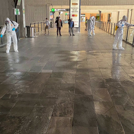  Miembros de la Unidad Militar de Emergencia con trajes de protección, desinfectan los pasillos de la Estación de Santa Justa, en Sevilla. REUTERS/Stringer
