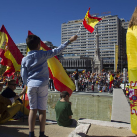  Un niño sostiene una bandera de España durante una manifestación en Madrid por la unidad nacional. REUTERS