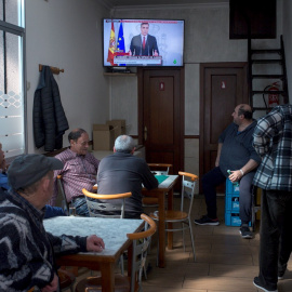 Varios clientes de un bar en Ourense siguen la comparecencia del presidente del Gobierno, Pedro Sánchez, en la que ha anunciado que a partir de este sábado se decretará el estado de alarma. EFE/Brais Lorenzo