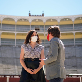  Isabel Díaz Ayuso con el alcalde de Madrid, José Luis Martínez-Almeida, en Las Ventas - Comunidad de Madrid.
