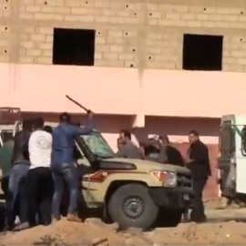 Captura del vídeo de la brutal agresión a ciudadanos saharauis en la ciudad de España, Sáhara Occidental.