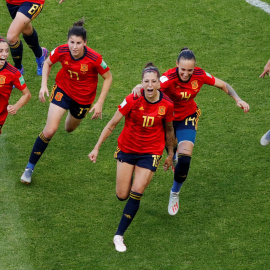 Las jugadoras de la selección española de fútbol femenino celebran su segundo gol contra Sudáfrica en la Copa del Mundo celebrada en Le Havre