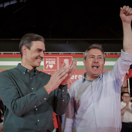  El presidente del Gobierno, Pedro Sánchez (i), y el candidato socialista a la Presidencia de la Junta de Andalucía, Juan Espadas (d), saludan a los asistentes al término del acto de la precampaña de las elecciones autonómicas del 19 de junio que el 
