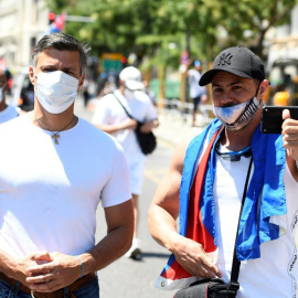  Dos personas de la protesta en Madrid en apoyo a Cuba / EFE