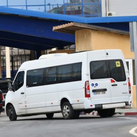  Un minibús lleva en su interior menores marroquíes para su repatriación desde Ceuta. - Antonio Sempere/Europa Press.