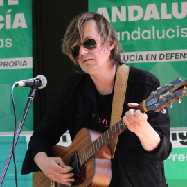  El músico Nacho Vegas actúa durante un acto de homenaje a Federico García Lorca por el 124 aniversario de su nacimiento, celebrado en el marco de la campaña electoral del partido Adelante Andalucía, el pasado domingo en el Campo del Príncipe de Gra
