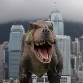  Un Tyrannosaurus Rex robótico se encuentra frente al horizonte de la isla de Hong Kong en Hong Kong, China, el 6 de junio de 2022.- EFE