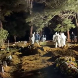  Durante el mayor azote de la pandemia hubo que improvisar fosas para enterrar a los muertos. - ATLAS