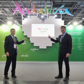  El presidente de la Junta de Andalucía, Juan Manuel Moreno (PP), posa junto al vicepresidente y consejero de Turismo, Juan Marín (Cs), en Londres. - Junta de Andalucía