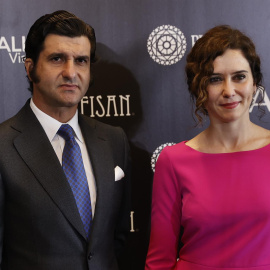  La presidenta de la Comunidad de Madrid, Isabel Díaz Ayuso, y el torero Morante de la Puebla posan durante la ceremonia de entrega del XIII Premio Taurino ABC, correspondiente a la temporada 2021, este miércoles, en Madrid. EFE/ Chema Moya