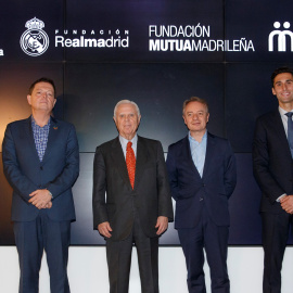 De iz. a der., Jaime Gregori, de Cruz Roja, Enrique Sánchez, vicepresidente ejecutivo de la Fundación Real Madrid, Lorenzo Cooklin, director general de la Fundación Mutua Madrileña, y el exfutbolista del eal Madrid Álvaro Arbeloa. E.P.