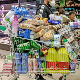 Un cliente llena su carrito con la compra en un supermercado. E.P./Jesús Hellín
